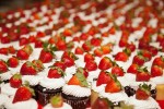 Jarreau cuts cake for 2012 Strawberry Jubilee