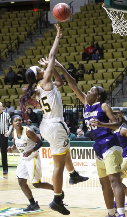 Losing streak continues for womens basketball