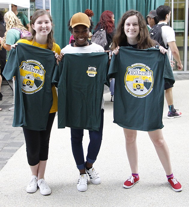 SGA gives T-shirts to Roomie voters at Homecoming Kickoff
