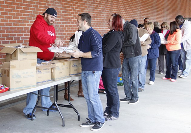 Volunteers serve Thanksgiving meals