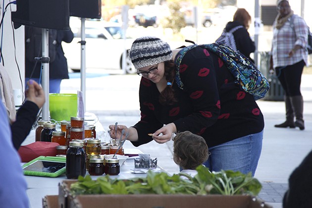 Farmers Market brings organic foods to campus