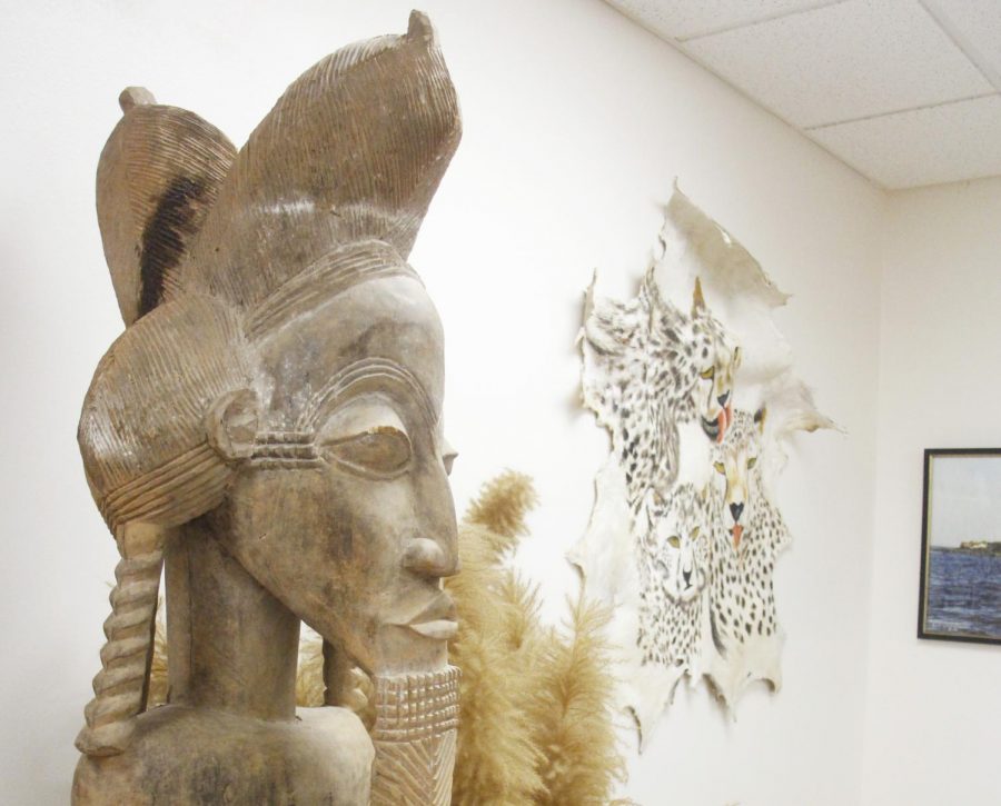 Artifacts from African culture are displayed at the museum. In addition, the museum has exhibitions on the Civil Rights Era. 
