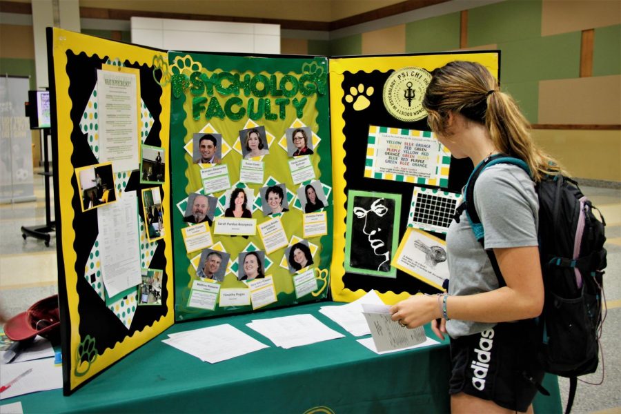 Anna+Krajcer%2C+freshman+athletic+training+major%2C+browses+the+Psychology+Departments+informational+booth.+Offering+over+60+undergraduate+degree+programs%2C+students+toured+the+Major+%26+Minor+Fair+to+obtain+more+information+about+the+universitys+programs.