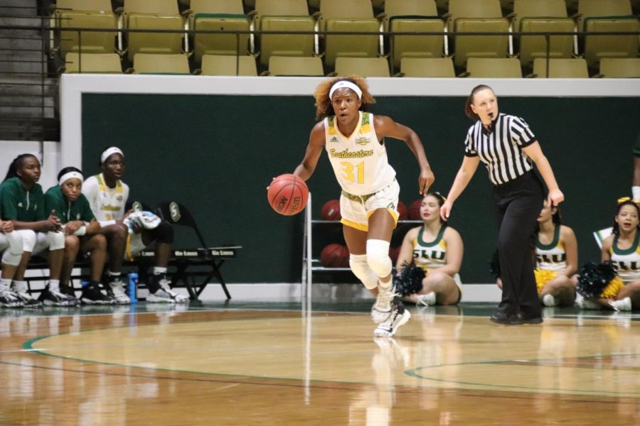 Freshman+guard+Alexius+Horne+brings+the+ball+down+the+court+in+Southeasterns+89-67+victory+over+LSUA.+