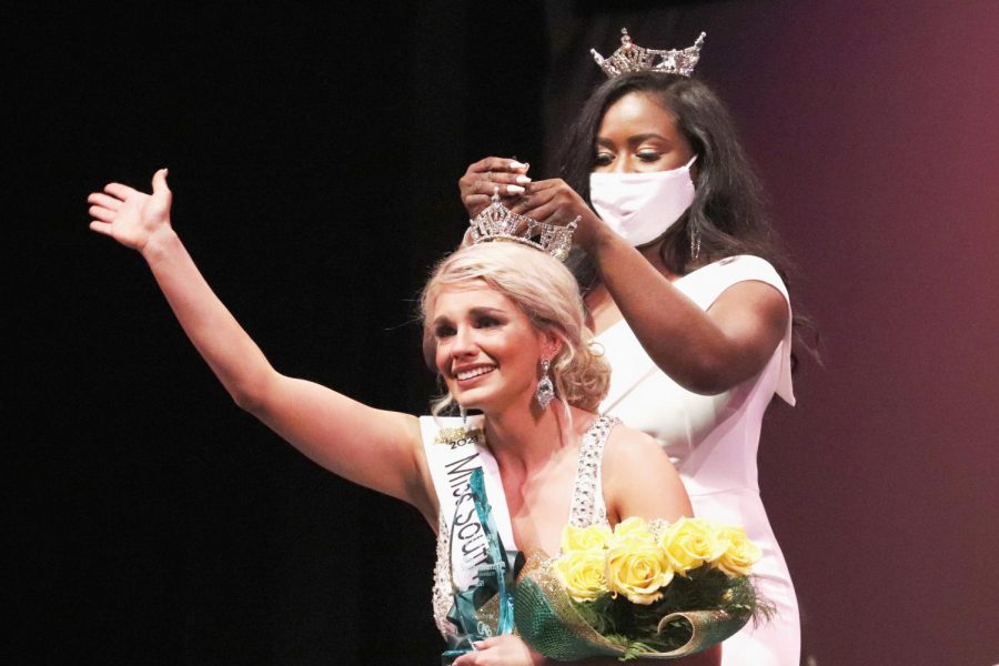 Miss+Southeastern+2020+Janine+Hatcher+crowns+Lily+Gayle%2C+a+senior+communication+major%2C+at+the+Miss+Southeastern+Louisiana+University+scholarship+competition+on+Jan.+22+at+the+Columbia+Theatre+for+the+Performing+Arts.
