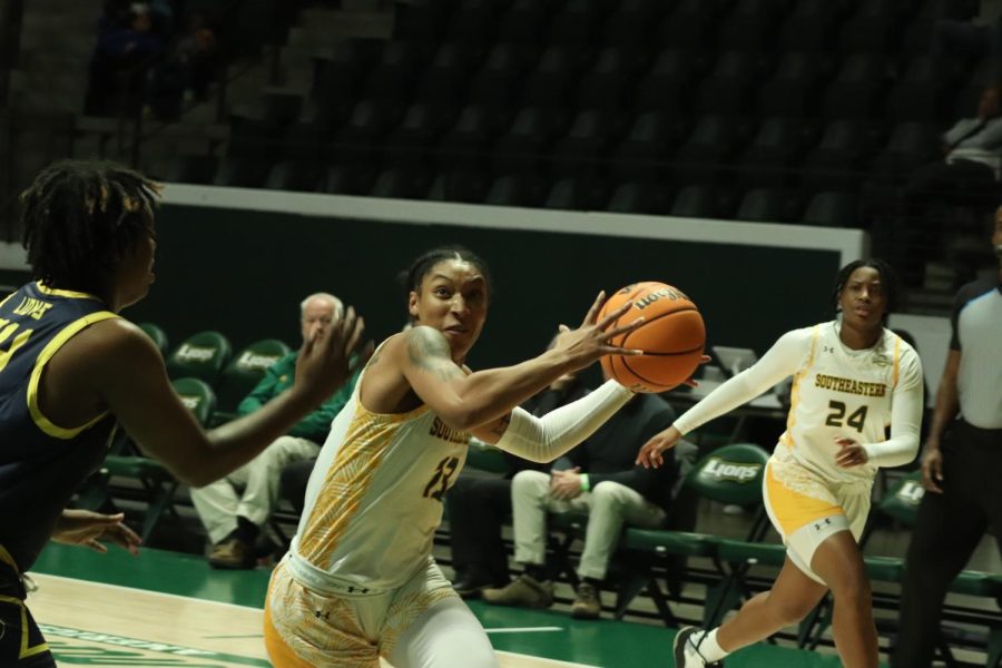 Senior guard #13 Chrissy Brown drives to the lane during SLUs victory over TAMUC on Saturday afternoon at the University Center. (Jan. 21, 2023) 