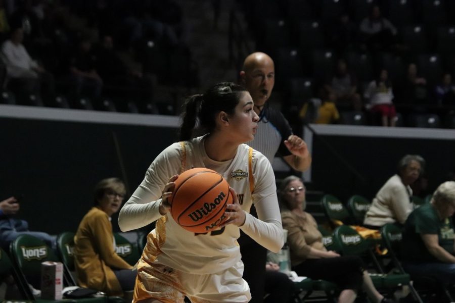 Junior guard Hailey Giaratanos clutch basket lifted the Lady Lions to their second straight SLC Tourney Final. (Photo from Jan. 19, 2023 at the University Center - Southeastern vs. Northwestern State)