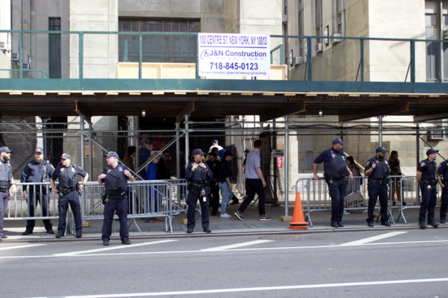 Police+stand+guard+outside+the+Manhattan+Criminal+Courthouse+following+Trump%E2%80%99s+arraignment.+April+4%2C+2023.+Source%3A+Wikimedia+Commons