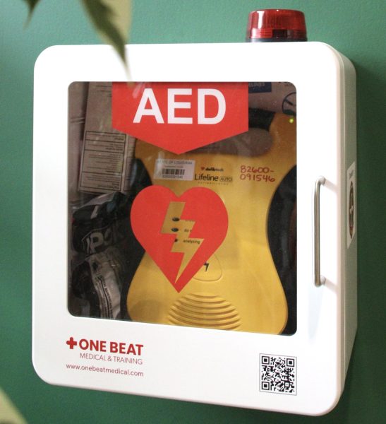 An image of an AED located in the Student Union across from the elevators. 