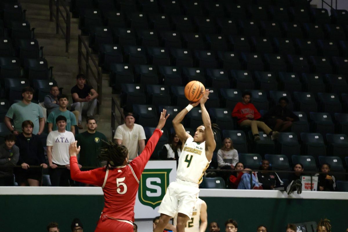 Two plaers, one in white and one in red, are playing basketball in front of a crowd.